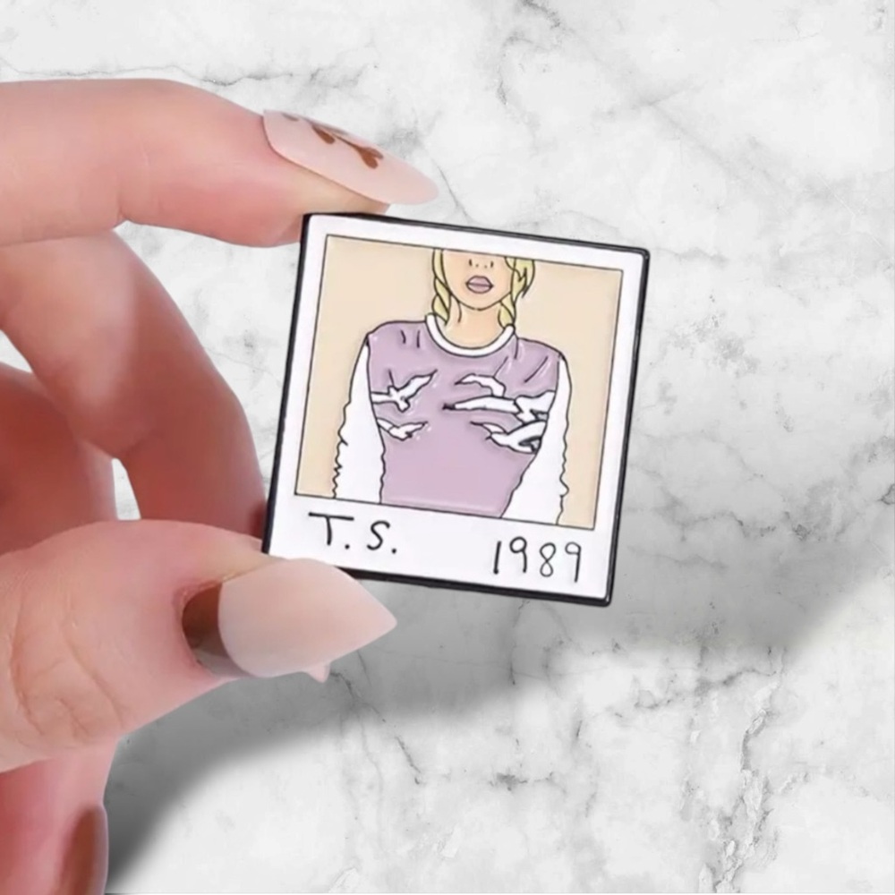3/$18 NEW Taylor Swift Polaroid 1989 Cover Album Enamel Pin